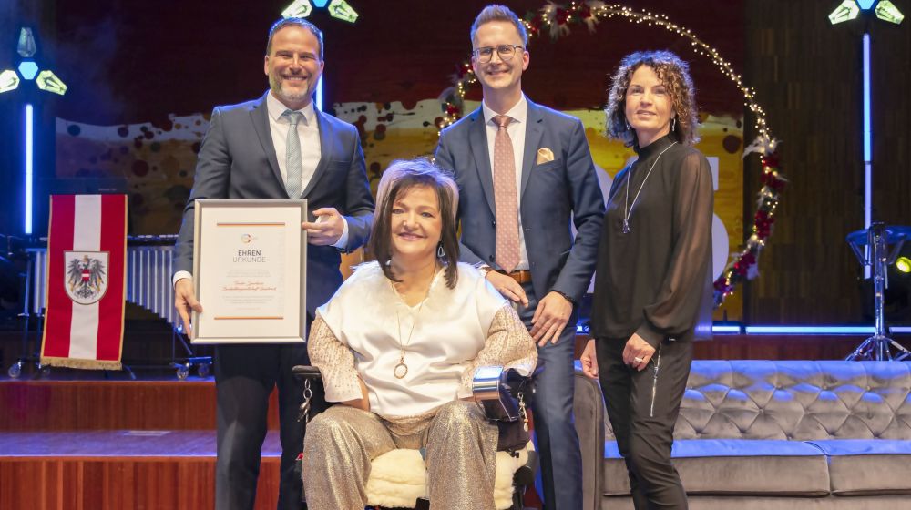 Die Tiroler Sparkasse bekommt das "RollOn-Ehrenzeichen"