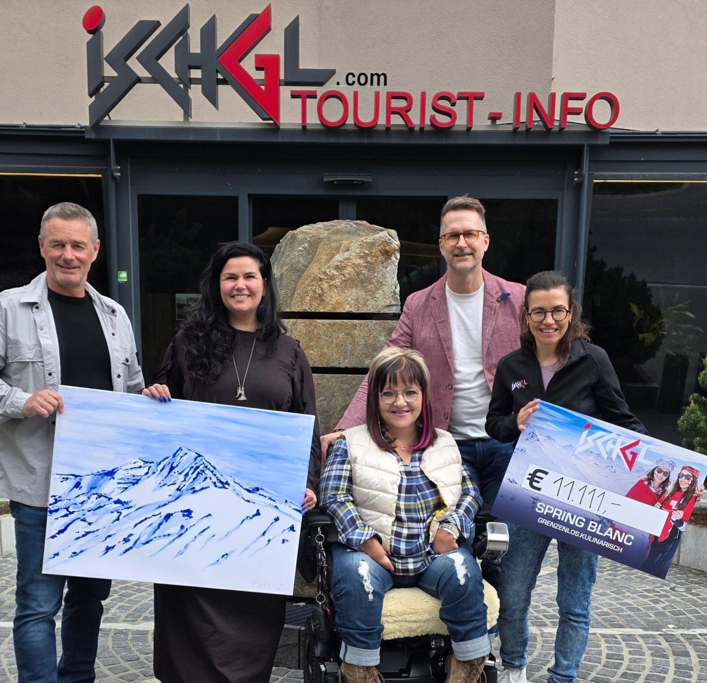 Scheckübergabe vor dem Tourismusverband Ischgl