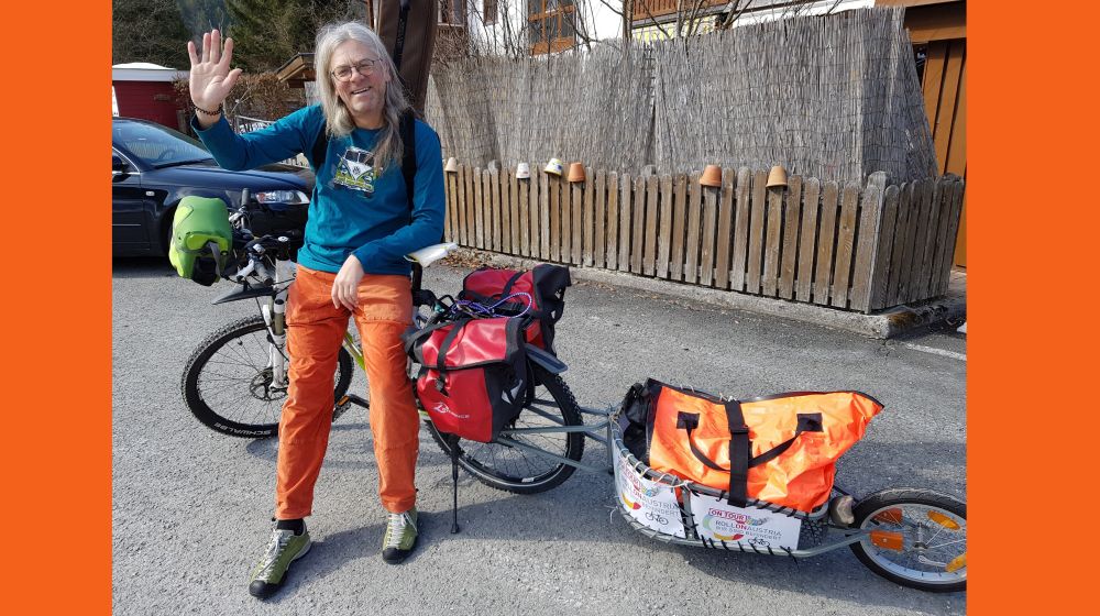 Kurt Mikula ist von April bis September 2022 für RollOn Austria als Straßenmusikant unterwegs