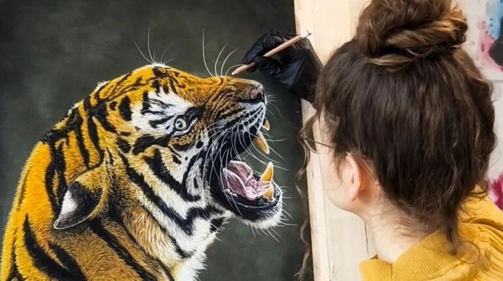 Künstlerin Sarah Blaßnig in Action