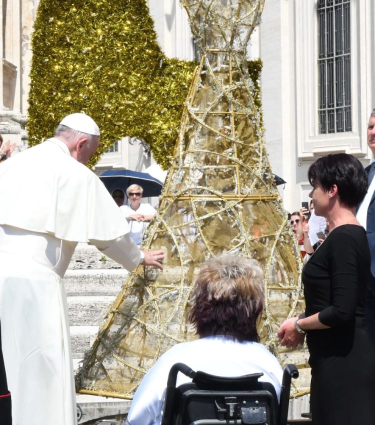 Papst Franziskus segnet das Denkmal