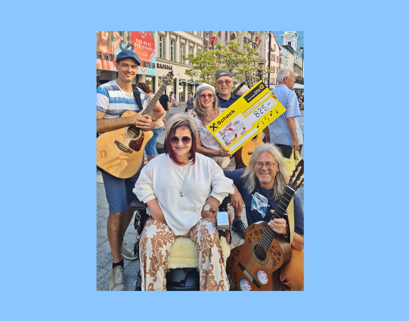 Gruppenfoto mit Kurt Mikula und Freunde bei der Scheckübergabe mit RollOn-Obfrau Marianne Hengl