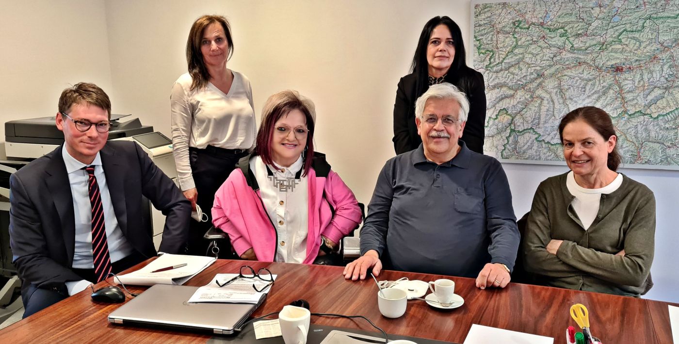 1. Reihe - von links nach rechts: Mag. Christian Putschner, Österreichische Gesundheitskasse Tirol; Marianne Hengl, RollOn Austria; OMR DDr. Paul Hougnon, Präsident der Landes Zahnärztekammer Tirol; MR Dr. Ingrid Schilcher, Vizepräsidentin der Landes Zahnärztekammer Tirol;   2. Reihe - von links nach rechts: Mag. Ulli Pizzignacco-Widerhofer, Lebenshilfe Tirol; Christine Hanin, Landes Zahnärztekammer Tirol