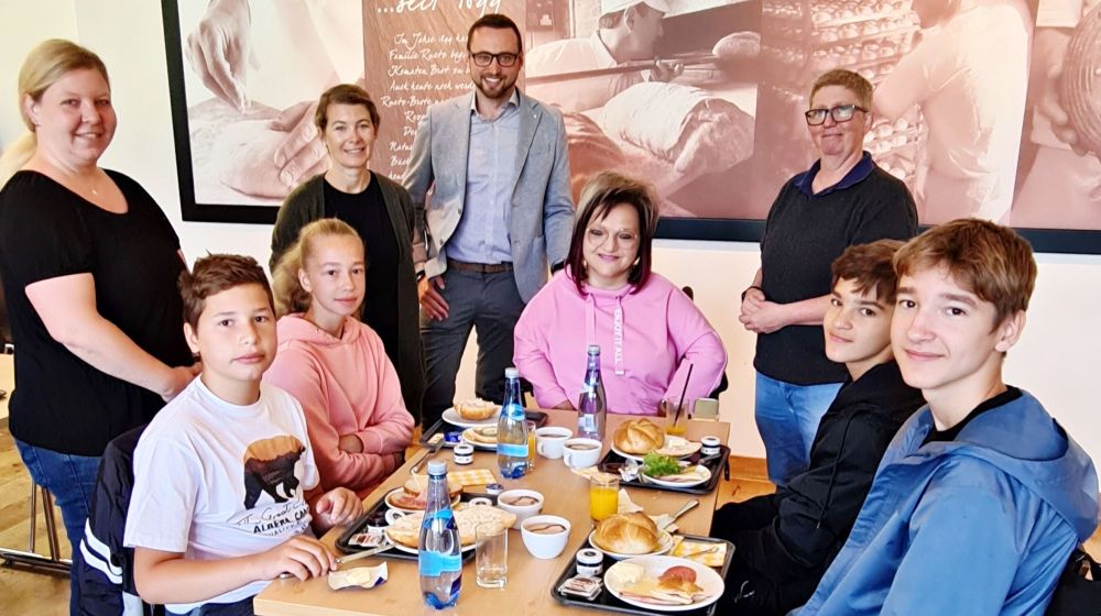 Der Bäcker Ruetz und RollOn Austria schaffen einen Begegnungsort für gehörlose Gäste aus der Ukraine
