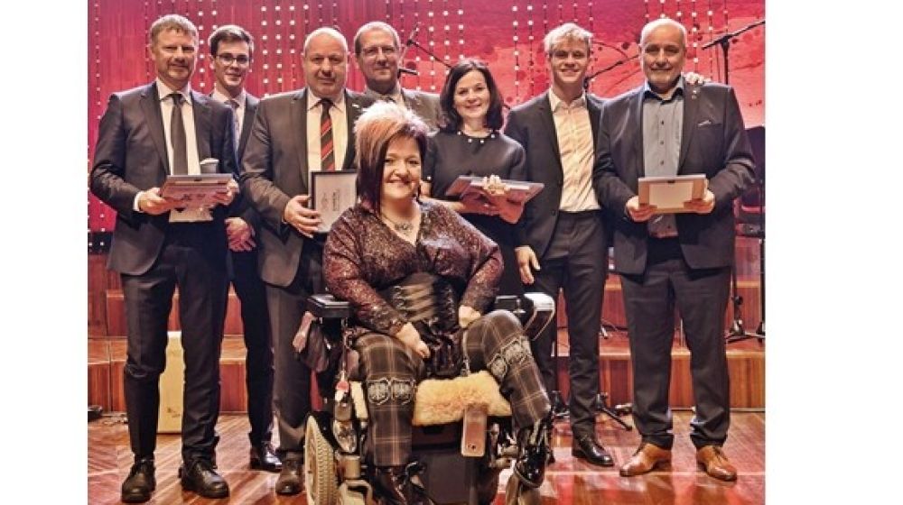 Erstmals wird das RollOn-Ehrenzeichen verliehen