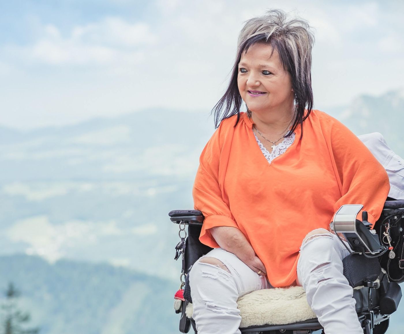 Marianne Hengl im Rollstuhl vor einer Berglandschaft