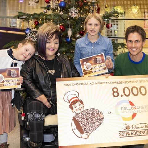 Niemetz Schwedenbomben überreicht einen 8.000 Euro Scheck