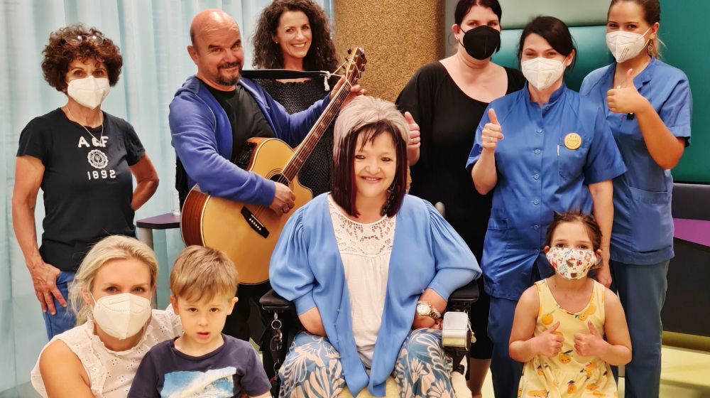 Rote Zauberstiefel und BLUATSCHINK überraschen Evelyne & Alexis in der Kinderklinik Innsbruck