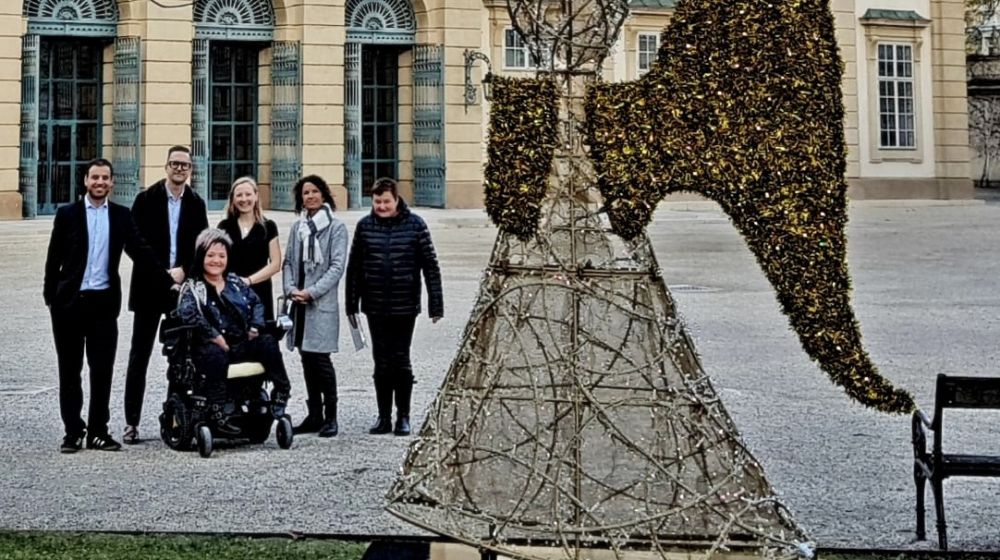 "Ein Lebenszeichen von Menschen mit Behinderungen" steht jetzt vor dem Gartenpalais Liechtenstein